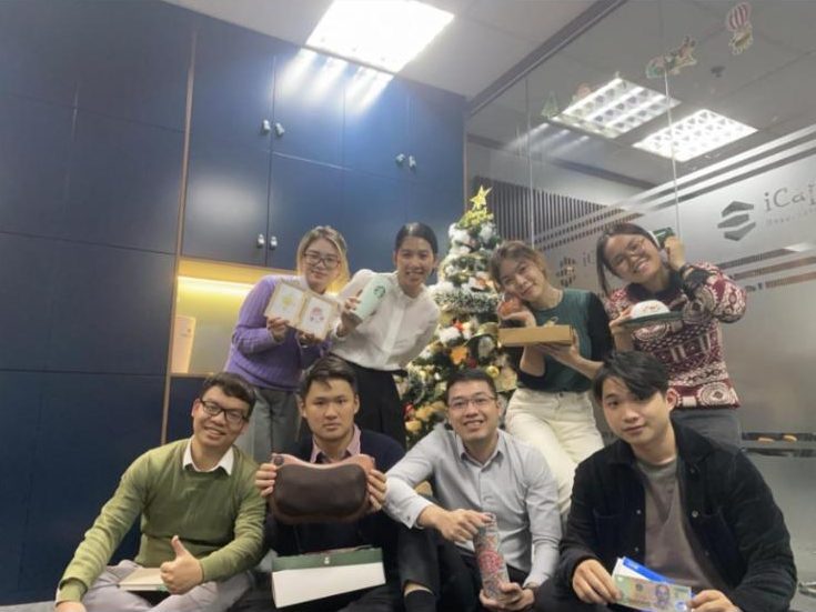 Thành viên iCapital trao quà Giáng sinh tại văn phòng