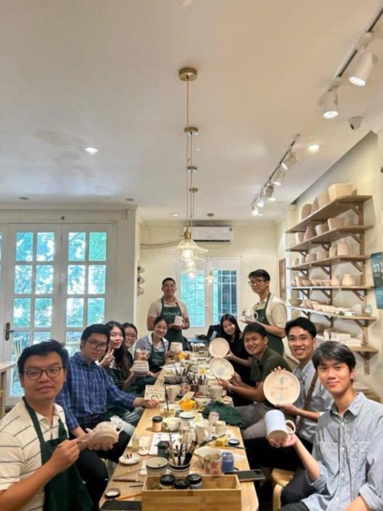 Thành viên iCapital trong buổi trải nghiệm làm gốm